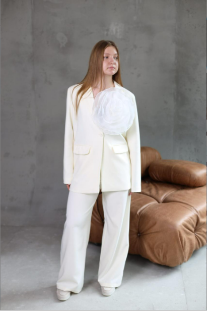Костюм жіночий брючний 48-50 молочний 