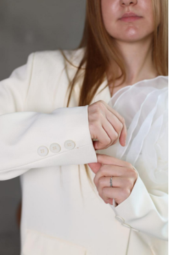 Костюм жіночий брючний 48-50 молочний  - фото 4