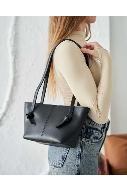 Стильна жіноча сумка  чорна