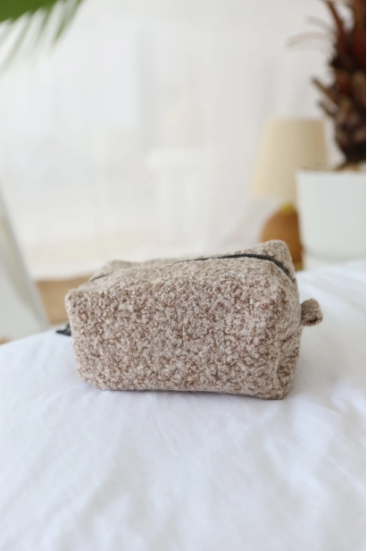 Косметичка зі штучного хутра кавова (71105)