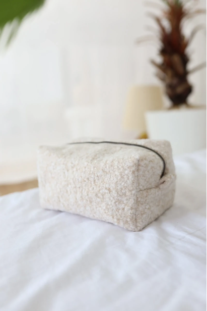 Косметичка из искусственного бежевого меха (71109б)