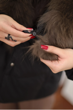 Пуховик з хутром 52-54 чорний (82366L) - фото 9