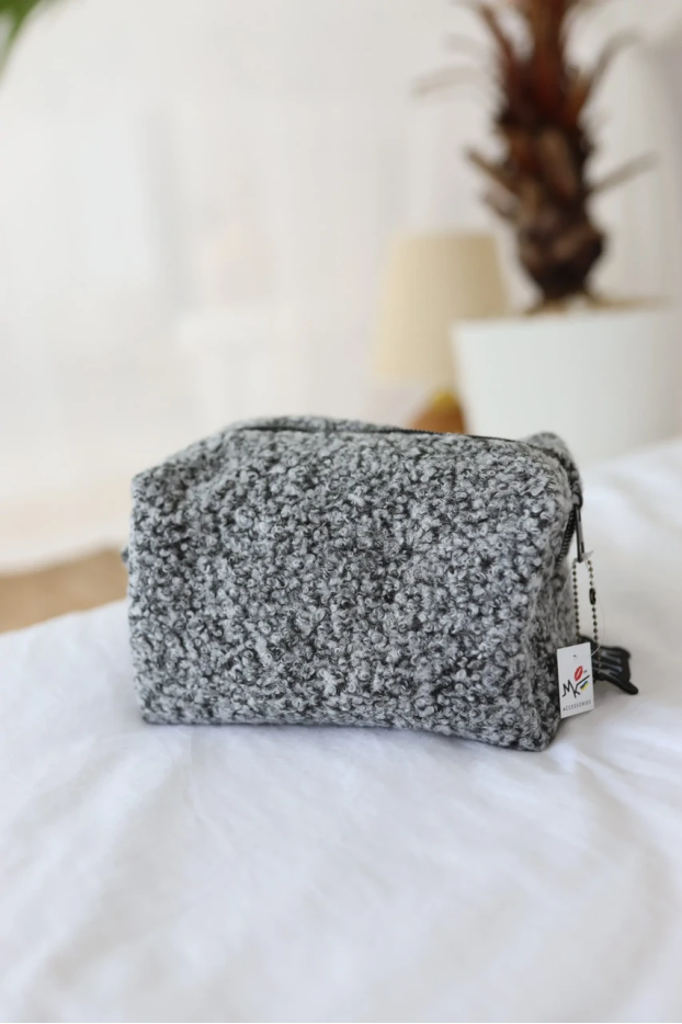 Косметичка зі штучного хутра сіра (71101) - фото 1