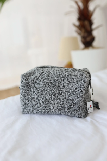 Косметичка зі штучного хутра сіра (71101)