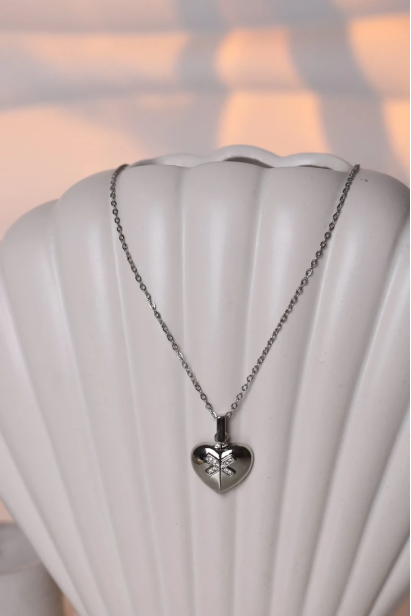 Підвіска серце з камінчиками у срібному кольорі 549/130au