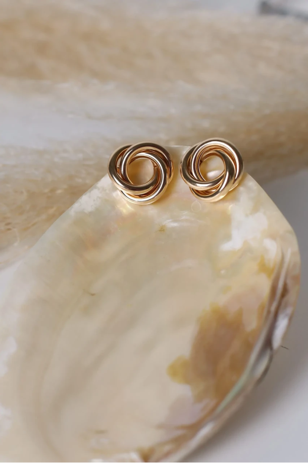 Сережки вузлики великі у золотому кольорі (599/26)